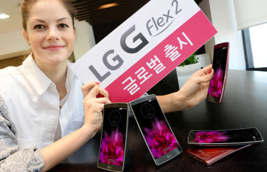 LG전자가 25일 G플렉스2의 글로벌 출시를 시작했다. LG전자 모델이 이를 소개하고 있다 <LG전자 제공>